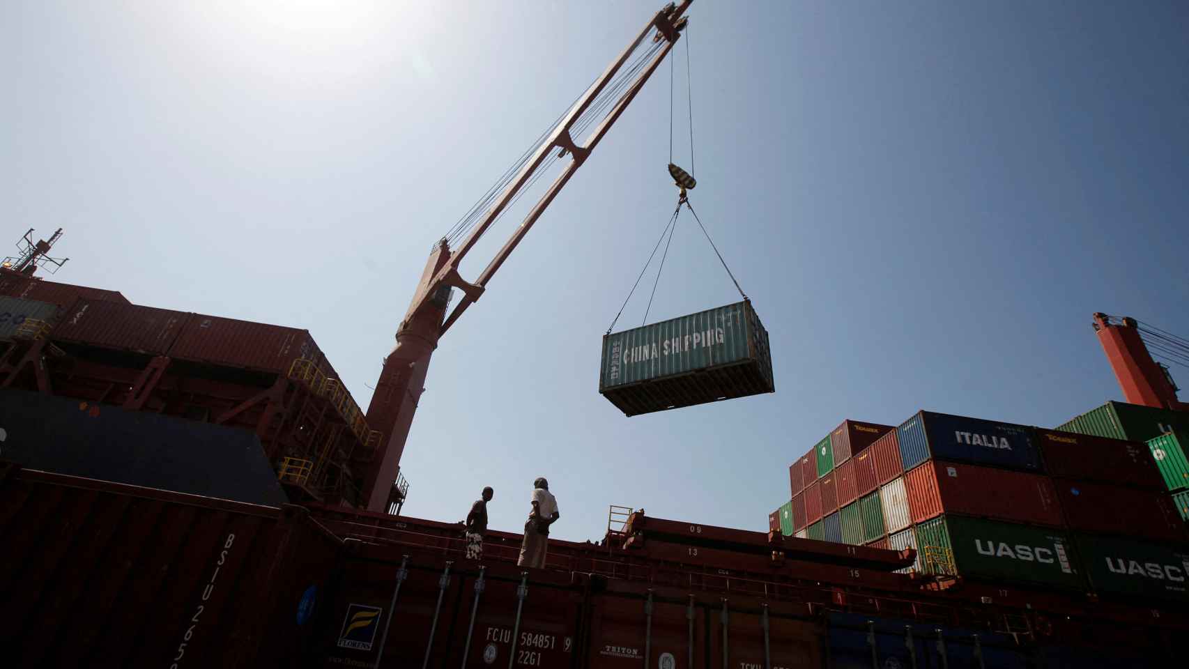 Los operarios de un puerto maniobran en las tareas de carga de los contenedores