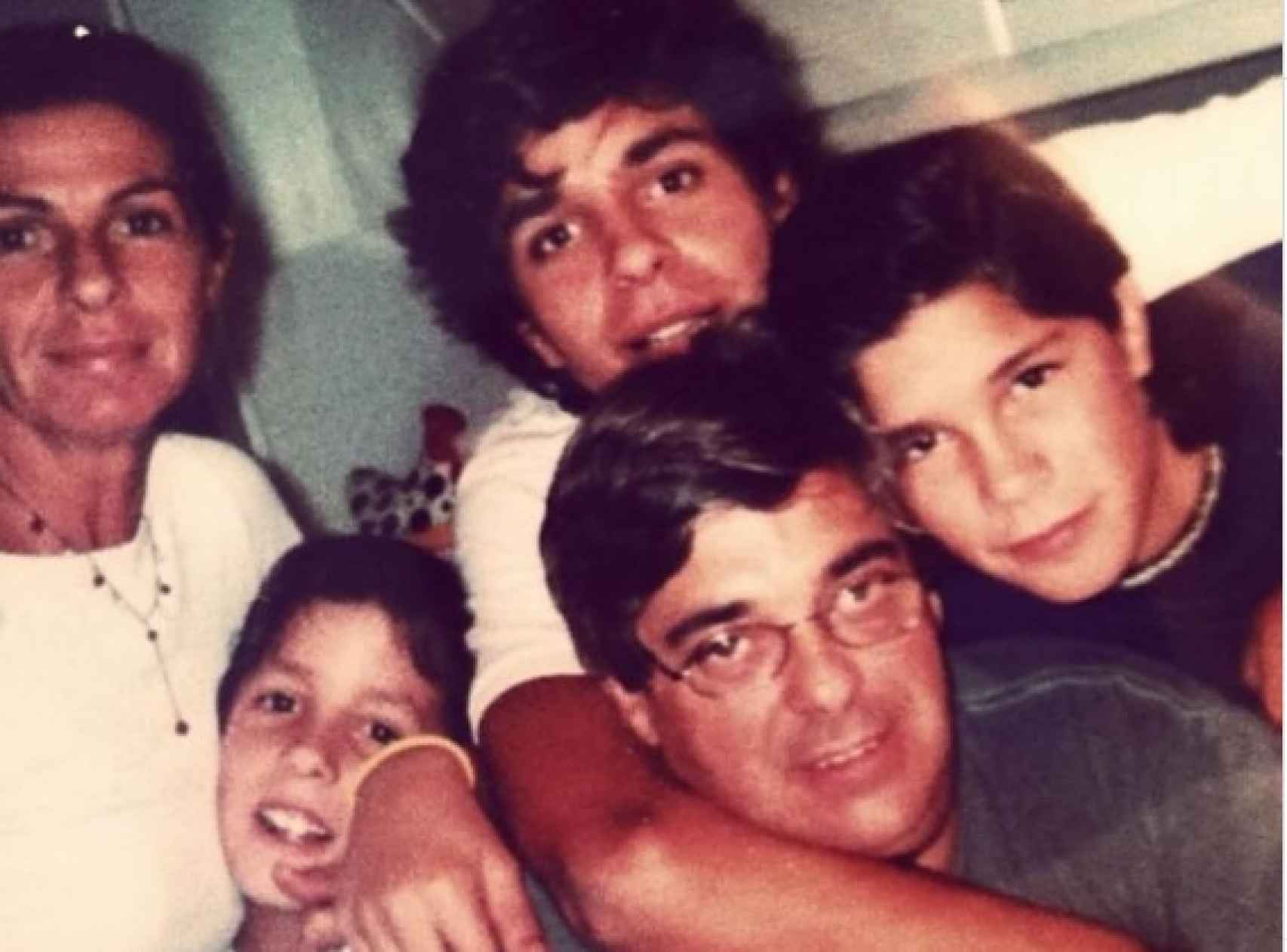 Pablo Castellano, con su familia, en una imagen de archivo.