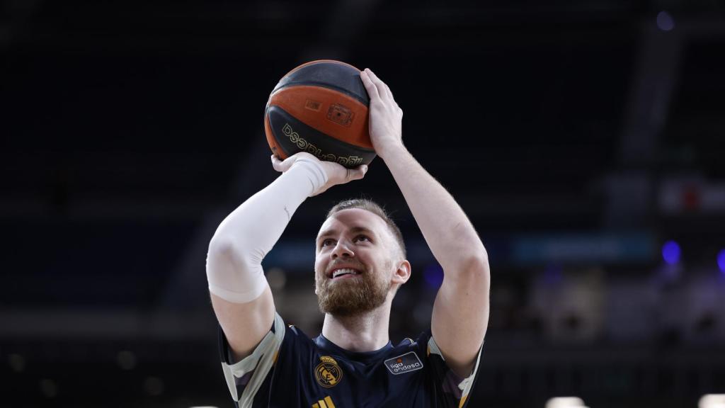 Dzanan Musa realiza ejercicios de calentamiento