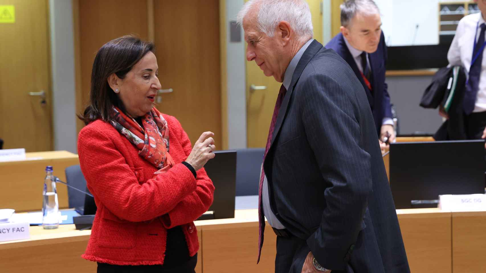Josep Borrell conversa con Margarita Robles durante una reunión de ministros de Defensa en Bruselas