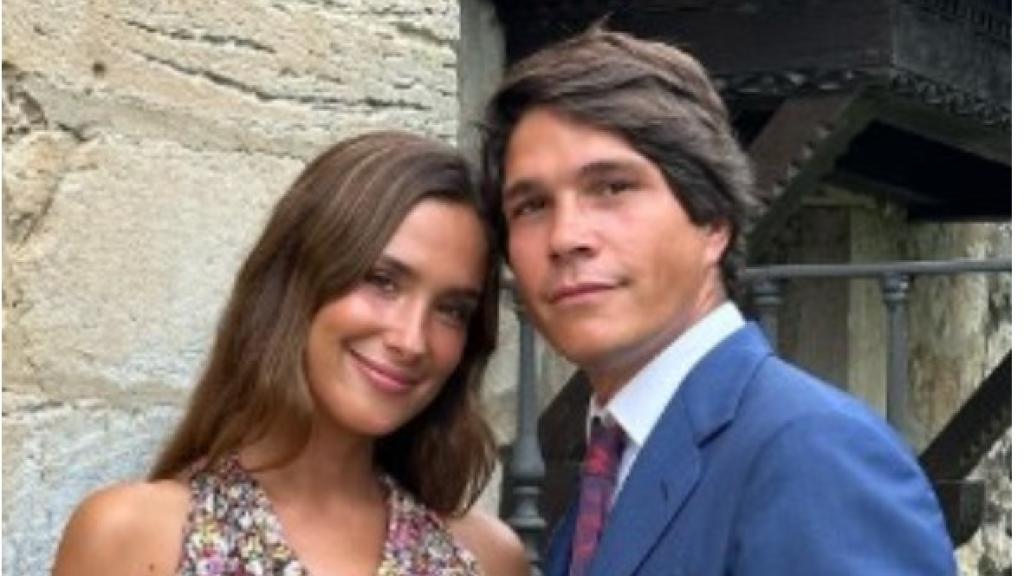 A la izquierda, Pablo Castellano de niño, junto a su padre. Y, a la derecha, junto a María Pombo, su mujer.