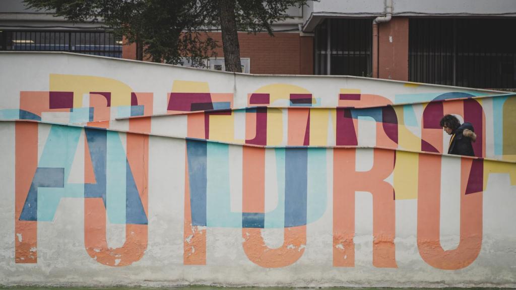 Rubén Pozo entre el grafiti de Boa Mistura, colectivo artístico que también estudió en el Instituto Alameda de Osuna.Foto: Javier Carbajal