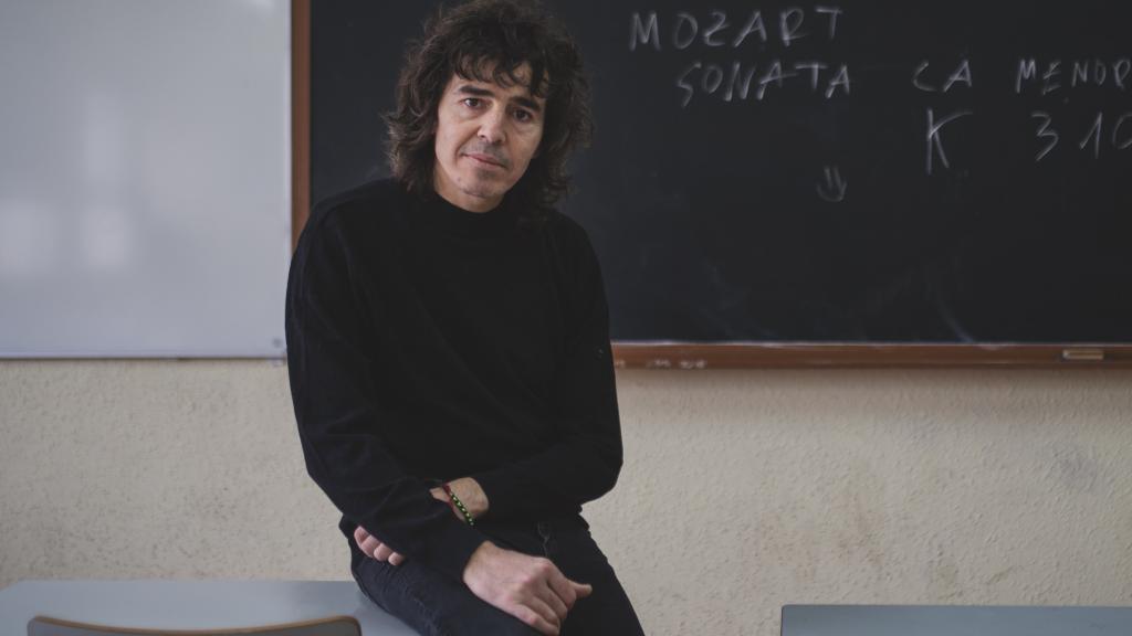 Rubén Pozo, en la clase del Instituto Alameda de Osuna en que estudiaba de adolescente. Foto: Javier Carbajal