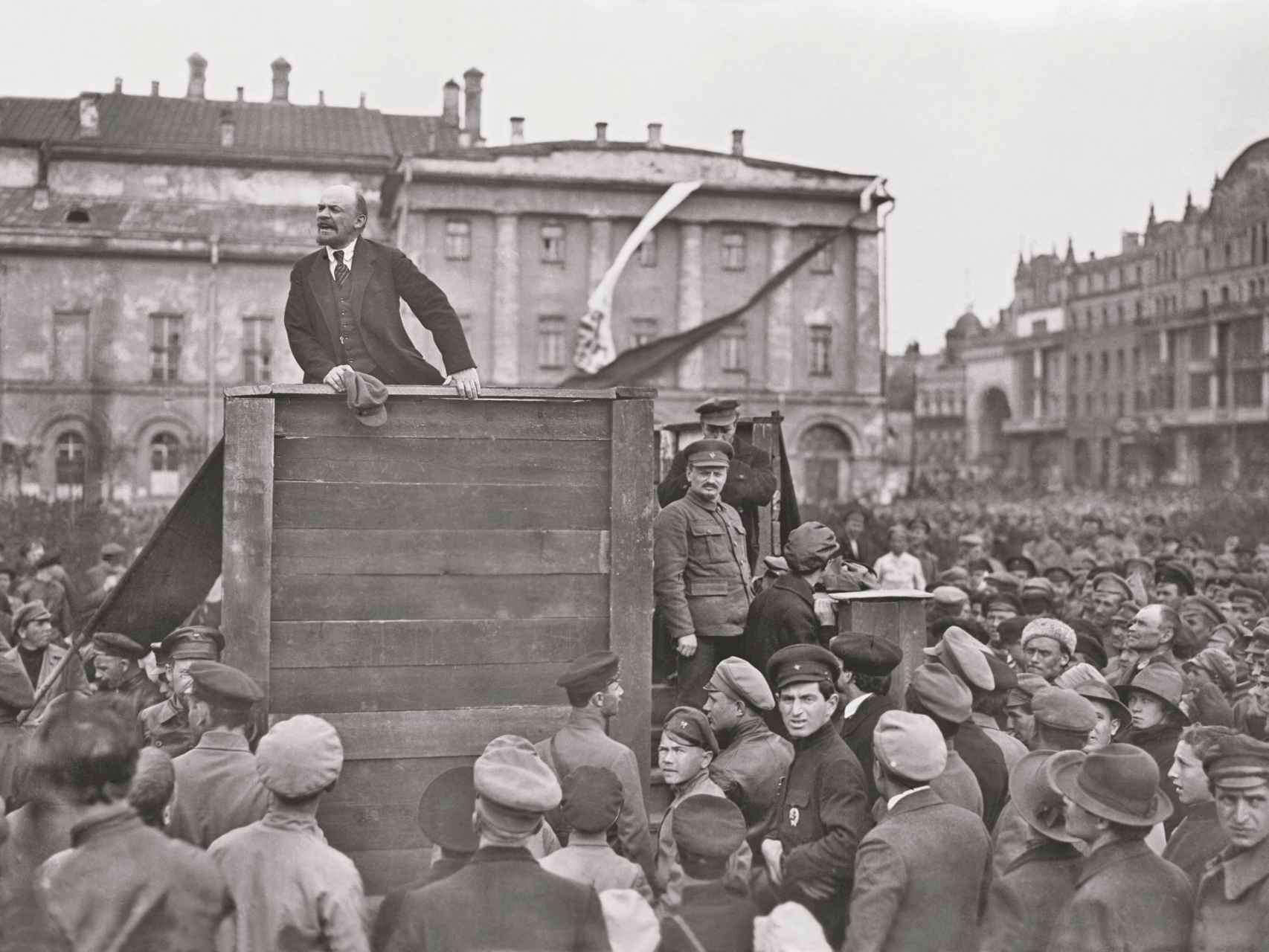 Discurso de Lenin frente a una masa de obreros.