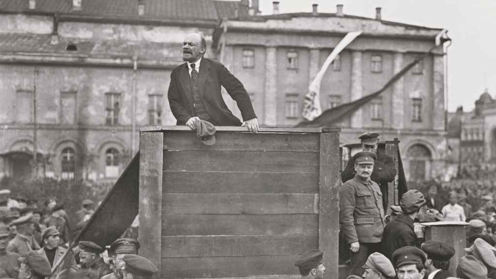 Lenin en un mitin de 1920 en Varsovia