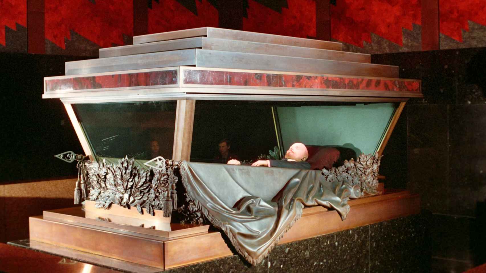 El cuerpo embalsamado de Lenin en su mausoleo