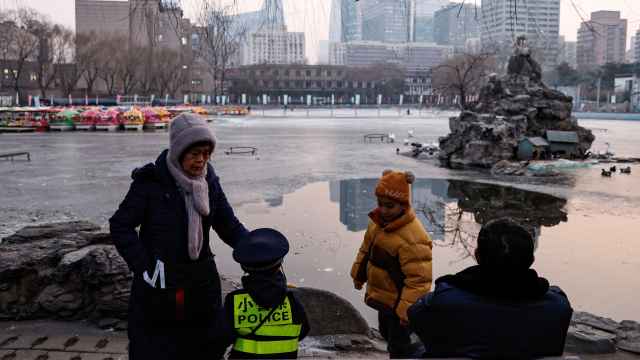 Ancianos pasan tiempo con niños en un parque de Beijing, China, el 12 de enero de 2024.