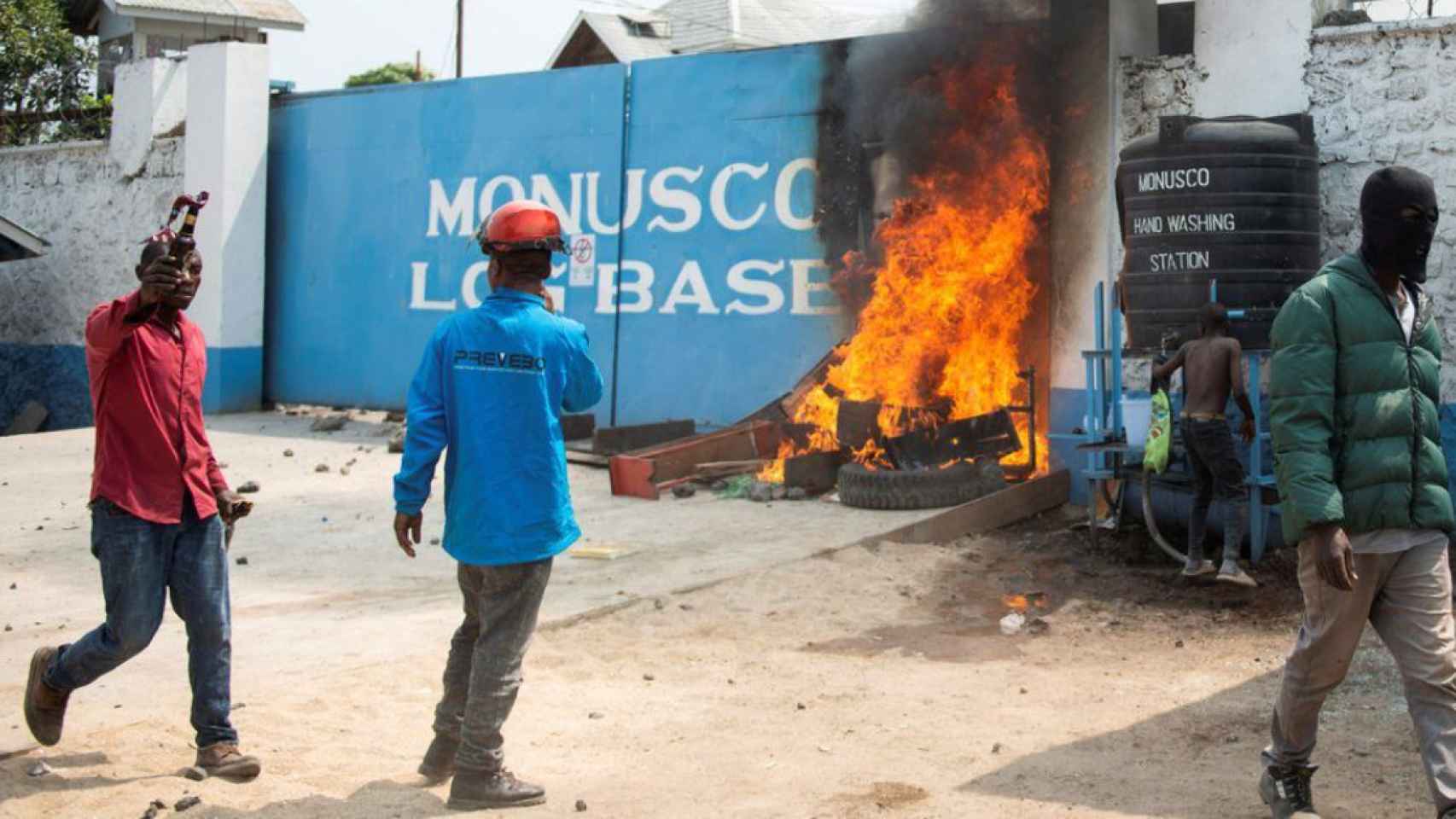 Manifestantes congoleños levantan una barricada incendiaria frente a la sede de Monusco.