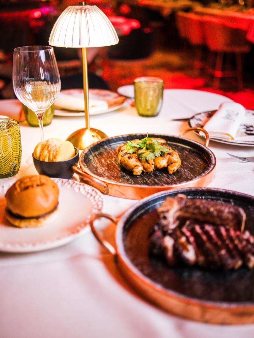 La propuesta gastronómica tiene referencias internacionales y carnes.
