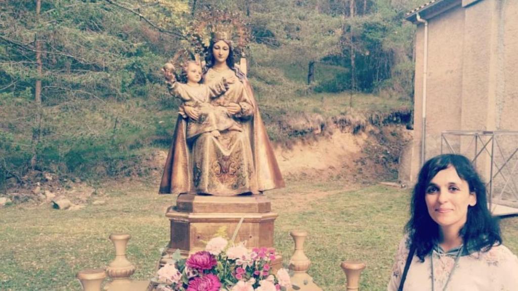 La alcaldesa de Ripoll, Sílvia Orriols, posa con una talla de la Virgen María.