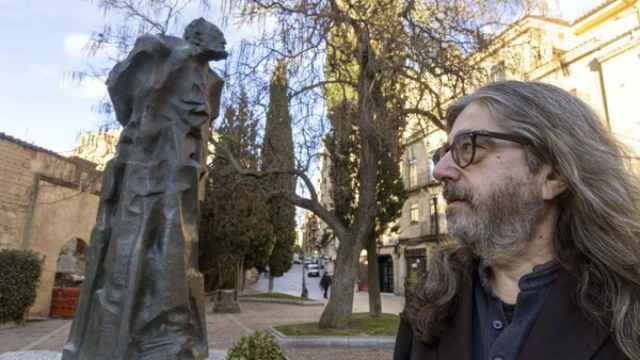Luis García Jambrina, junto a la estatua de Miguel de Unamuno en Salamanca