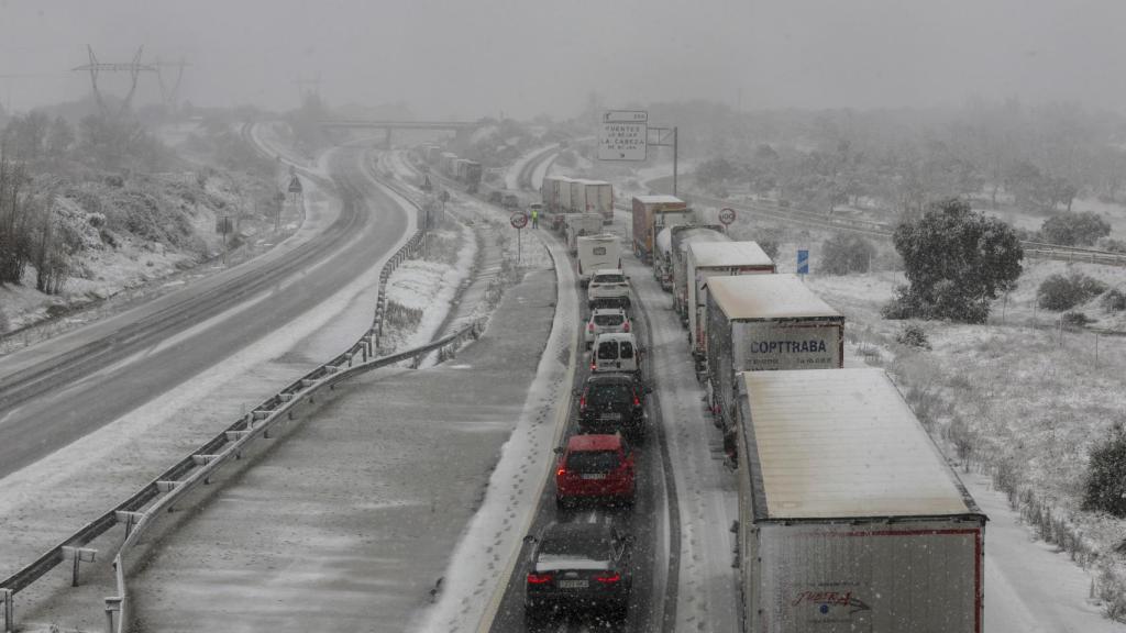 Camiones y coches quedan varados entre Guijuelo y Béjar (Salamanca) por temporal de nieve.
