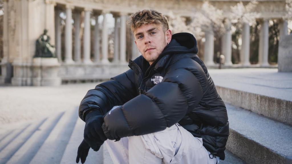 Patrick Criado en el parque del Retiro durante la entrevista con EL ESPAÑOL | Porfolio.