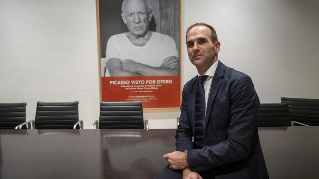 Miguel López-Remiro Forcada posa junto a la fotografía de Pablo Ruiz-Picasso.