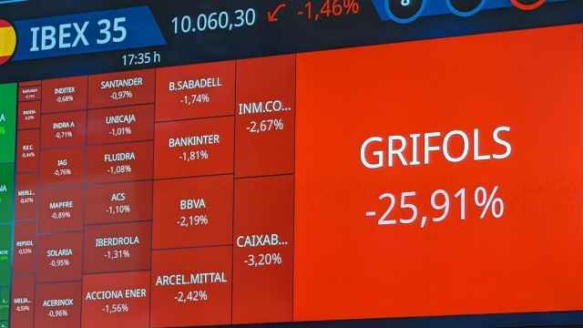 Un panel del Palacio de la Bolsa de Madrid recoge la caída que Grifols sufrió en la sesión del 9 de enero.