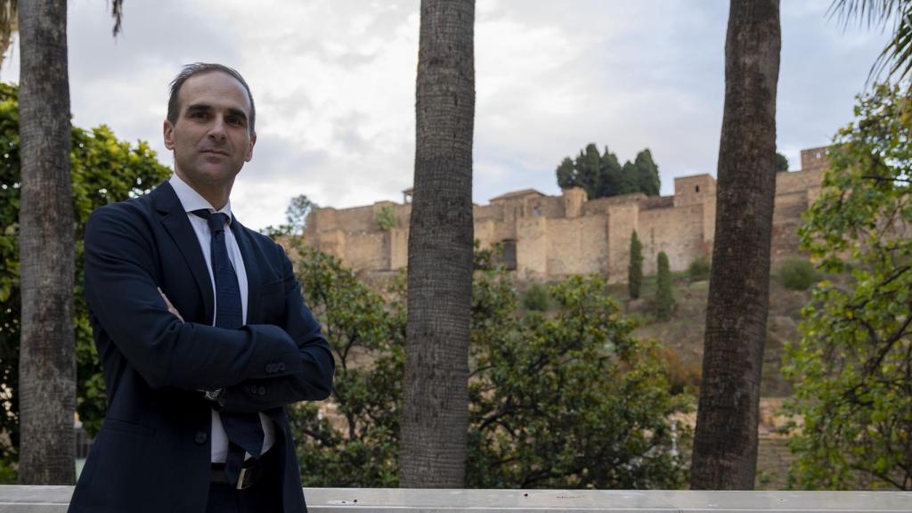El nuevo director del museo Picasso posa desde la terraza de su despacho. Vistas inmejorables.