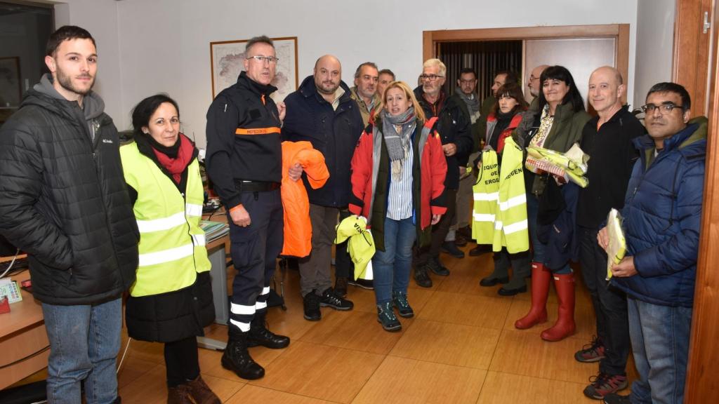 Equipo de voluntarios, con la delegada territorial, tras la reunión del CECOPI