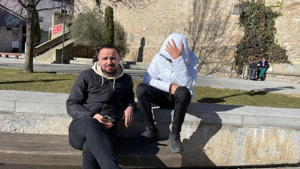 Hamid (derecha, cubriéndose el rostro) y otro marroquí en el centro de Ripoll.