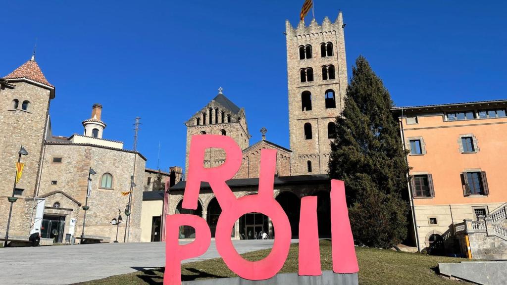 El monasterio de Santa María de Ripoll, fundado en el año 880 por Wifredo en Velloso.