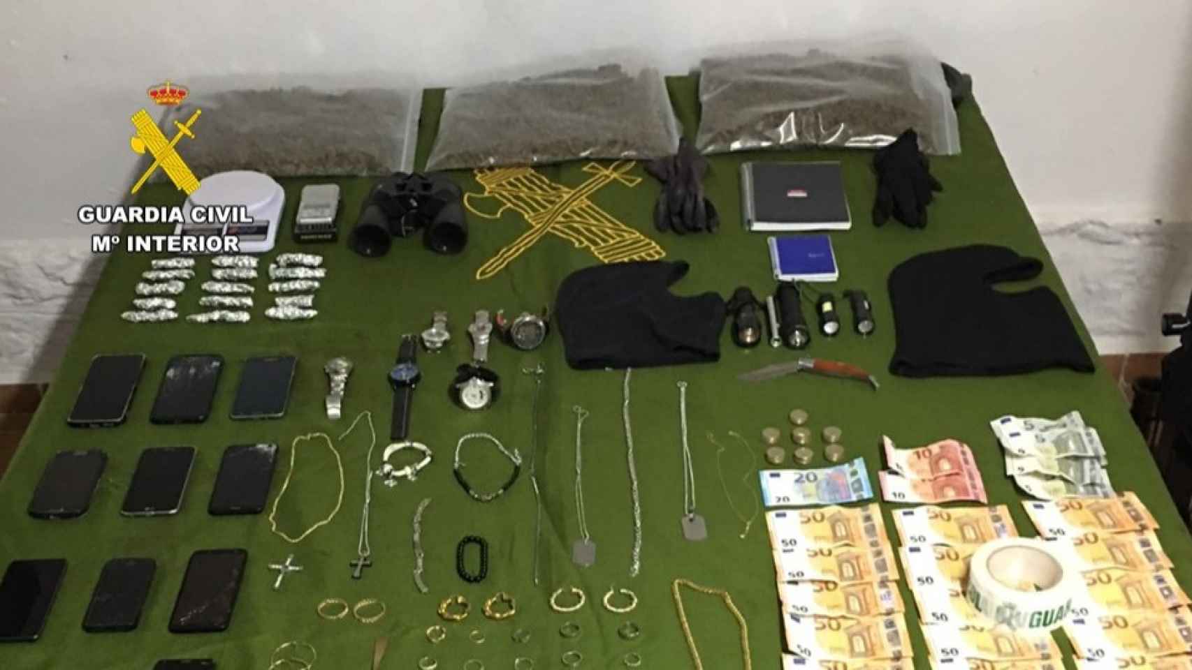 Algunos de los objetos intervenidos por la Guardia Civil.