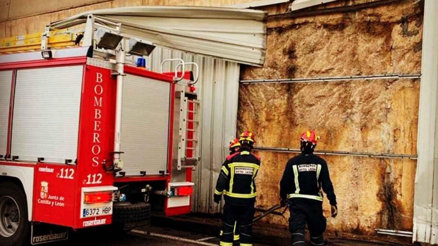 Imagen de archivo de varios bomberos trabajando