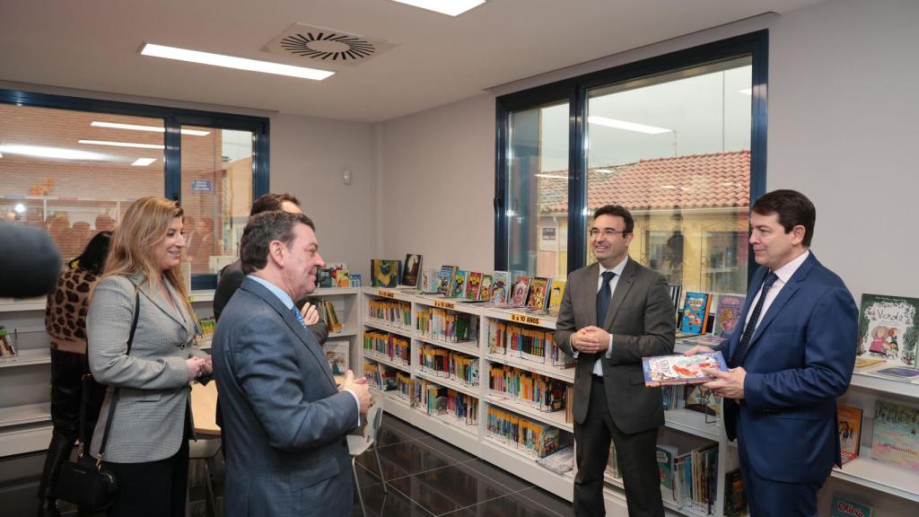 La visita de Alfonso Fernández Mañueco al nuevo centro multiusos de Peñafiel