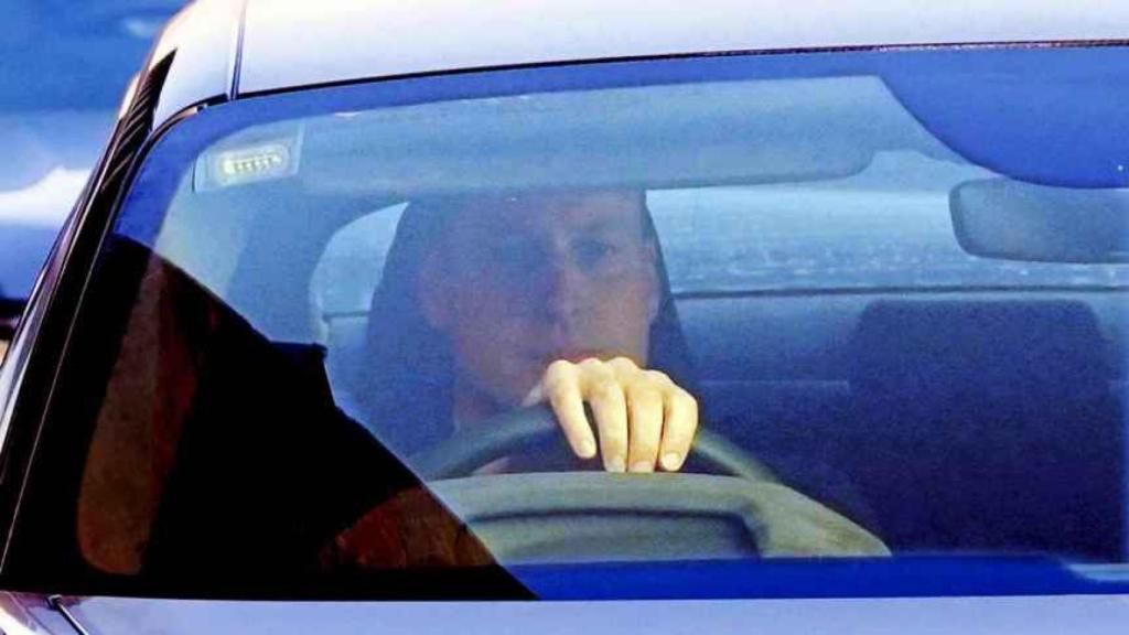 El príncipe Guillermo visitando a Kate Middleton en el hospital.