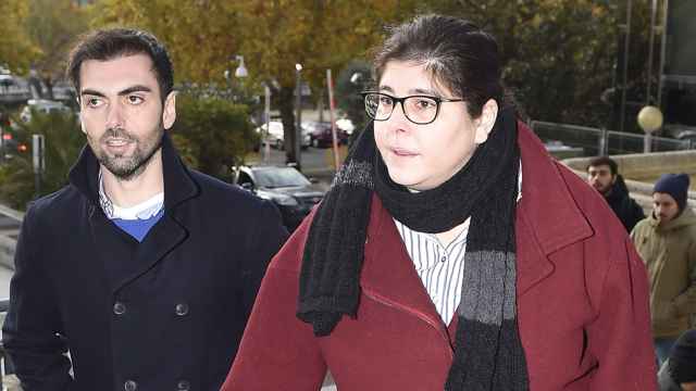 Zeus y Thais Tous llegando a los juzgados de Madrid, en noviembre de 2017, para asistir al juicio contra el administrador de su madre.