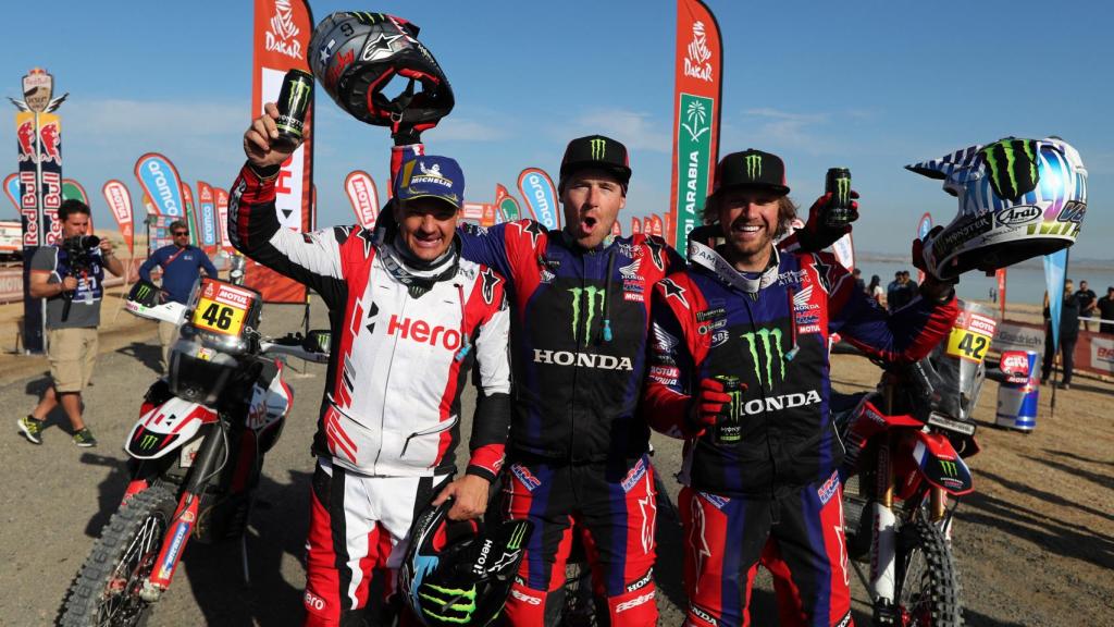 Ricky Brabec, en el centro, celebra su triunfo junto a Ross Branch, izquierda, y Adrien van Beveren, a la derecha.