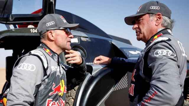 Carlos Sainz y Stéphane Peterhansel hablando tras una etapa del Rally Dakar 2024