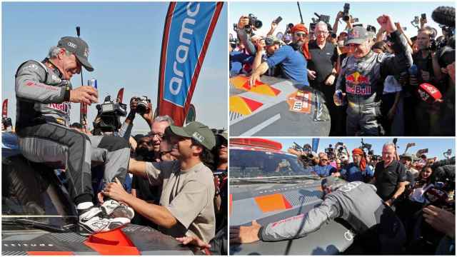 Carlos Sainz celebra su victoria en el Rally Dakar.