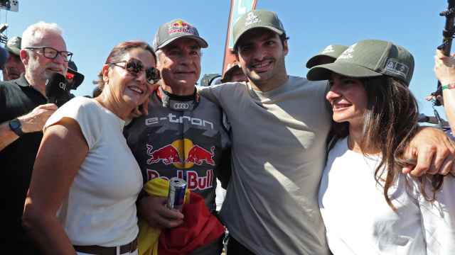 Carlos Sainz celebra con su familia su victoria en el Rally Dakar 2024