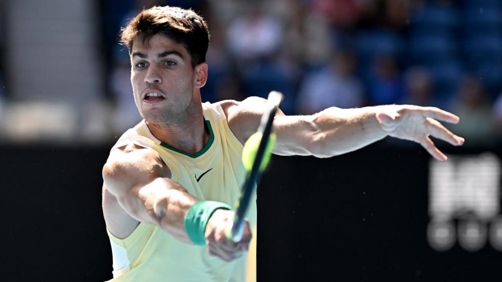 Carlos Alcaraz realiza una volea en el partido frente a Lorenzo Sonego.