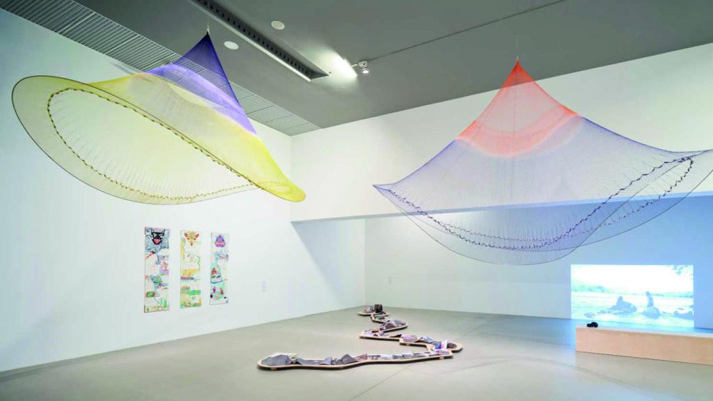 Vista de la exposición con 'Cosmoatarraya' y 'Mae das aguas livres I', 2019, y 'Serpent River Book', 2017. Foto: erredehierro