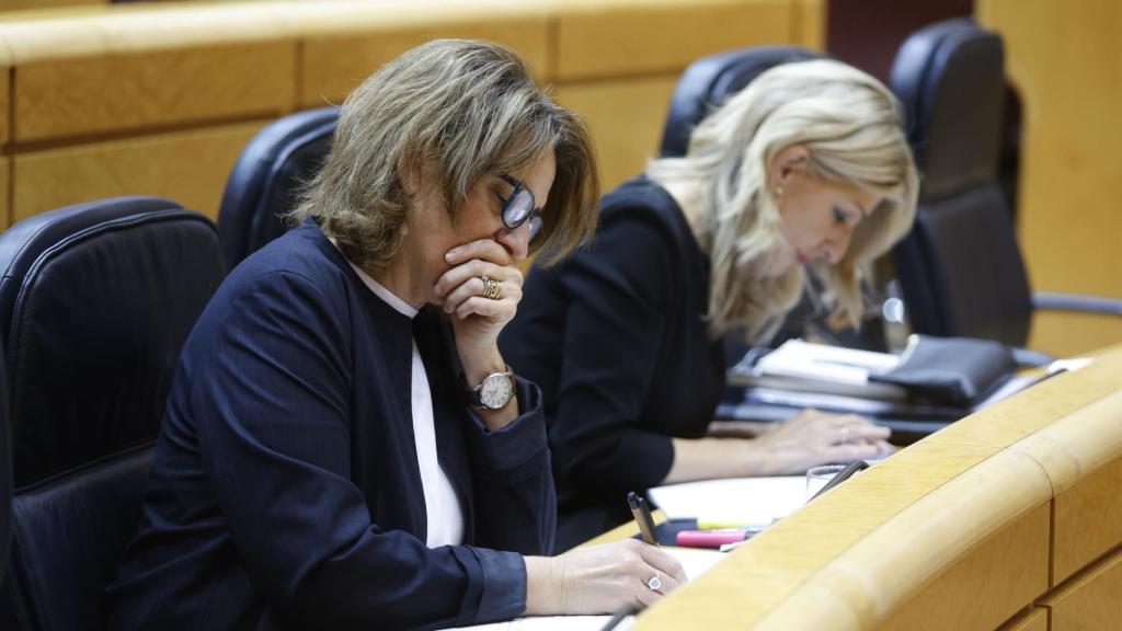 Teresa Ribera en primer plano y, al fondo, Yolanda Díaz en el Senado en una imagen del pasado 10 de enero.