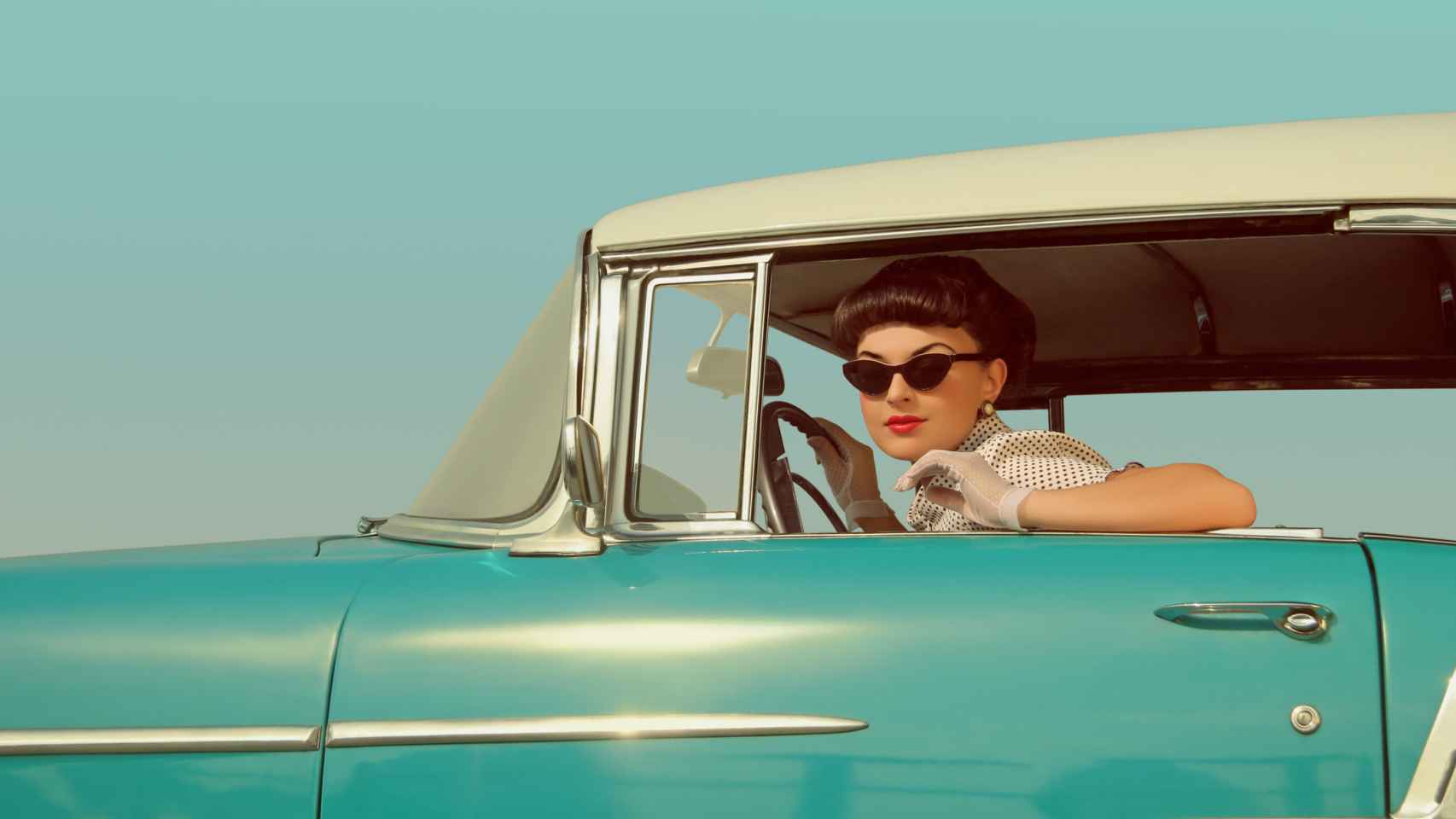 Mujer del s.XX en el coche.