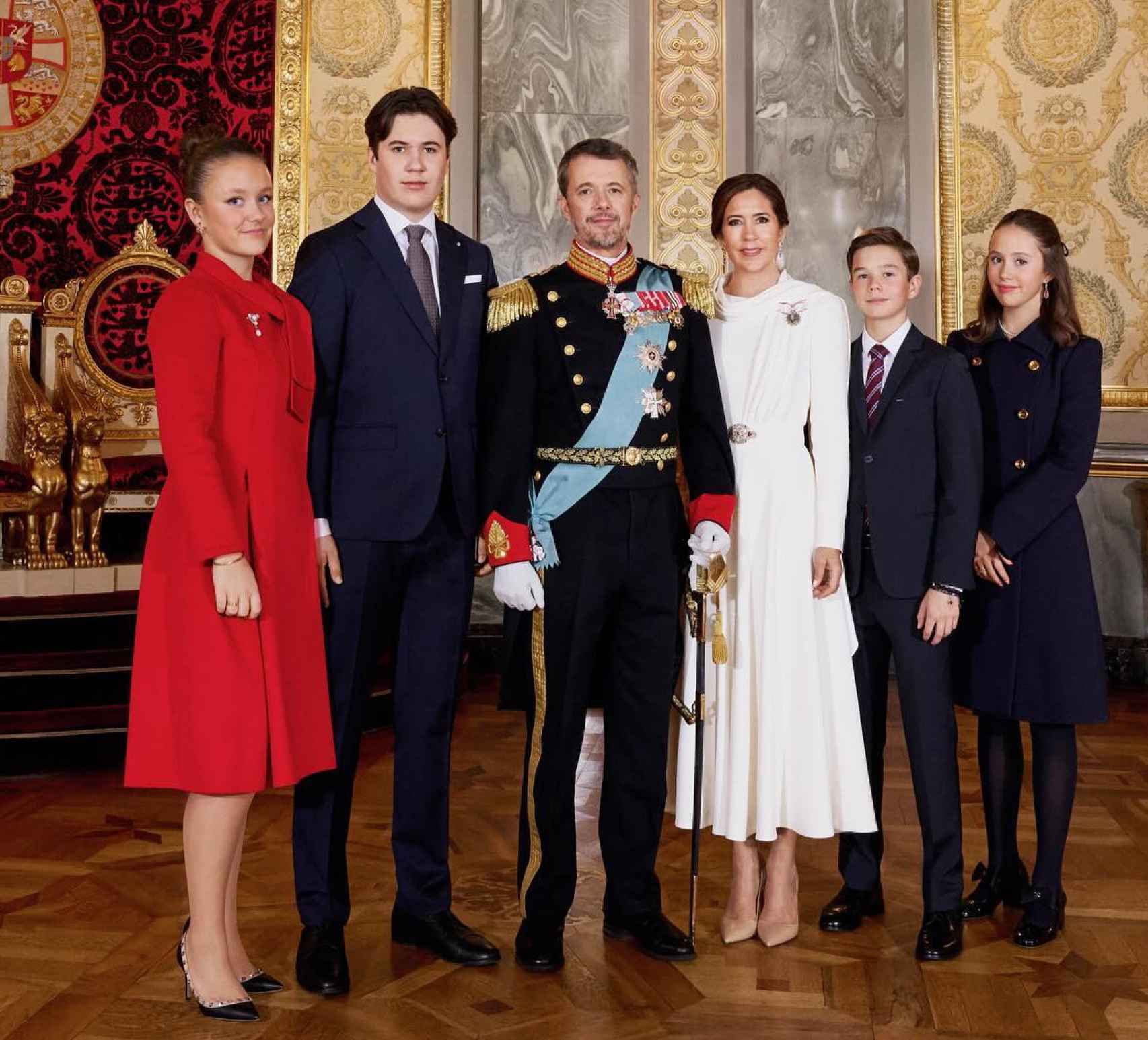 La familia real danesa posa en el salón del trono.