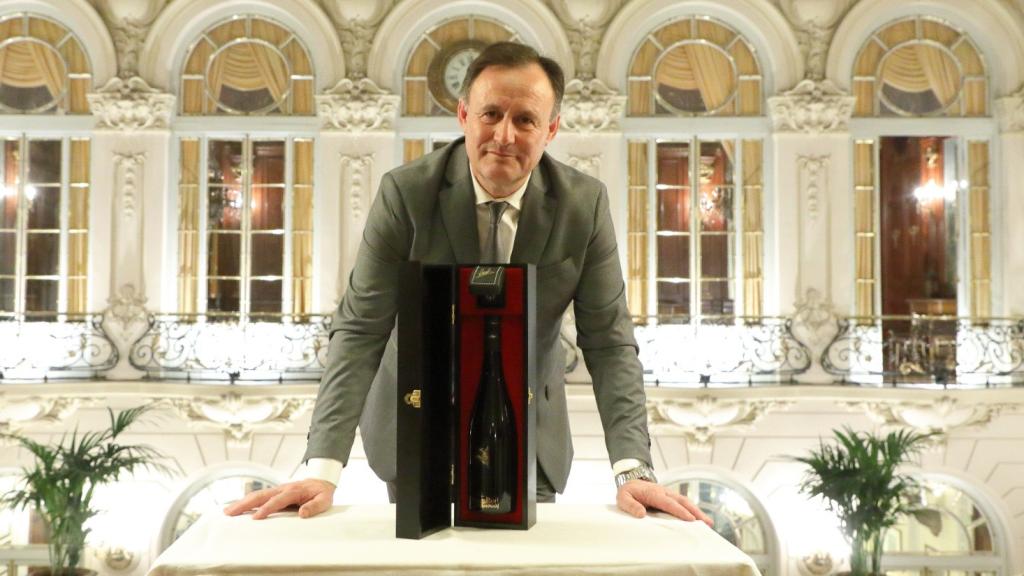 Hilario García, bodeguero, junto a su vino AurumRed Gold, el vino más caro del mundo.