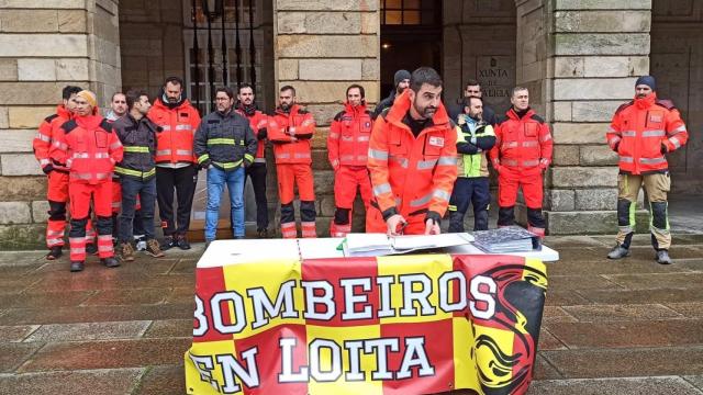 Bomberos comarcales en la última jornada de acampada en el Obradoiro.