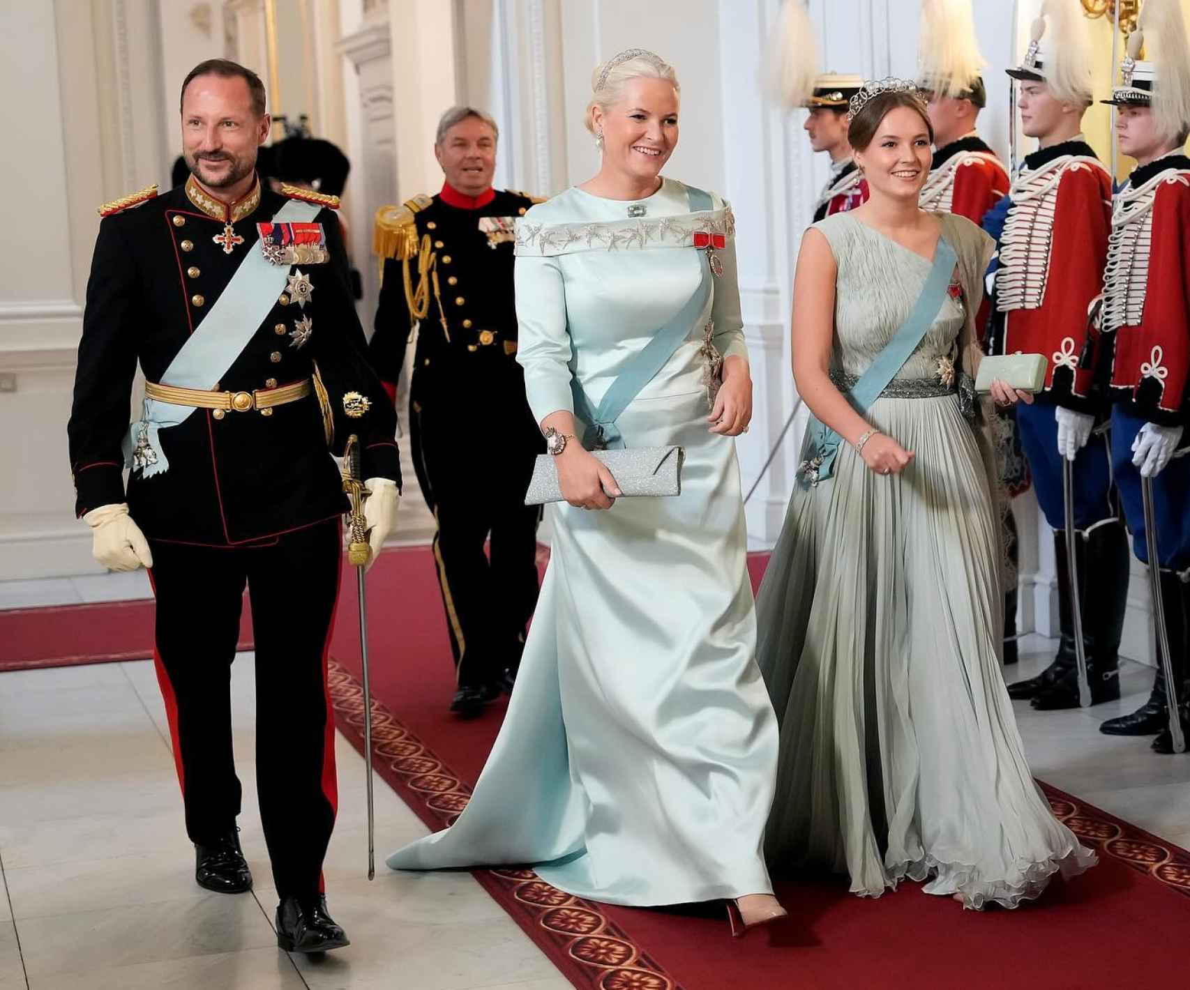 Haakon y Mette-Marit, junto a su primogénita, con tiara.