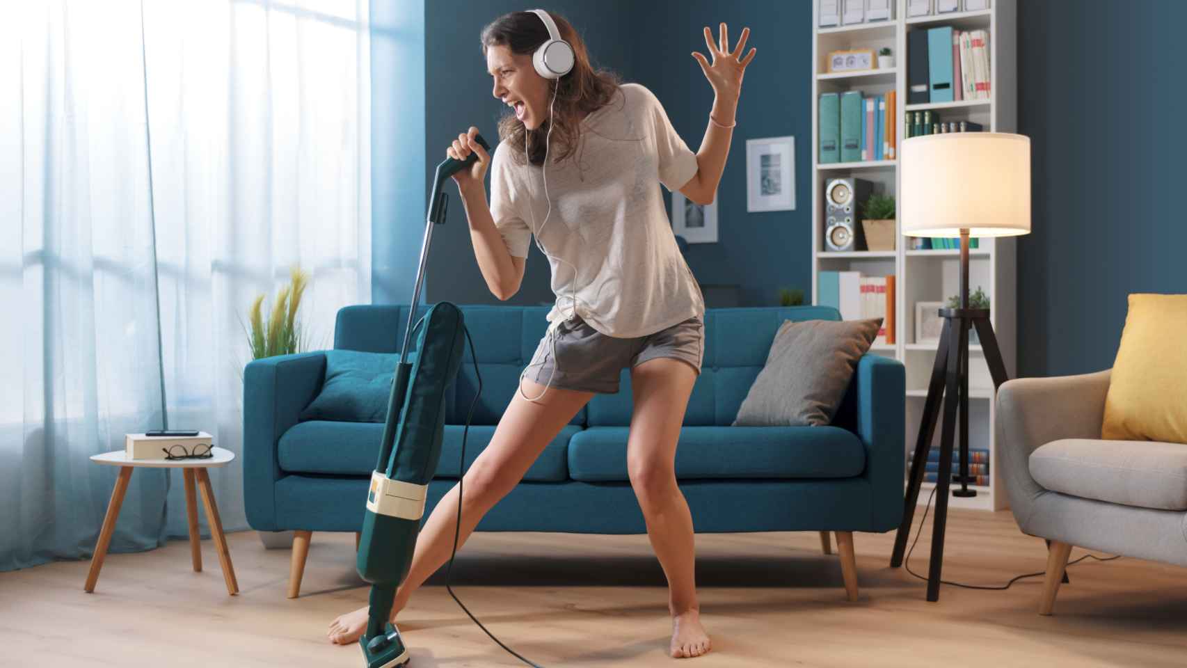 Mujer disfrutando de la limpieza.