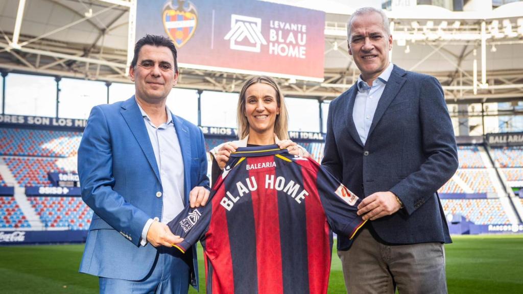 Antonio Subiela y Cristina García, junto al presidente del Levante UD, Pablo Sánchez. EE