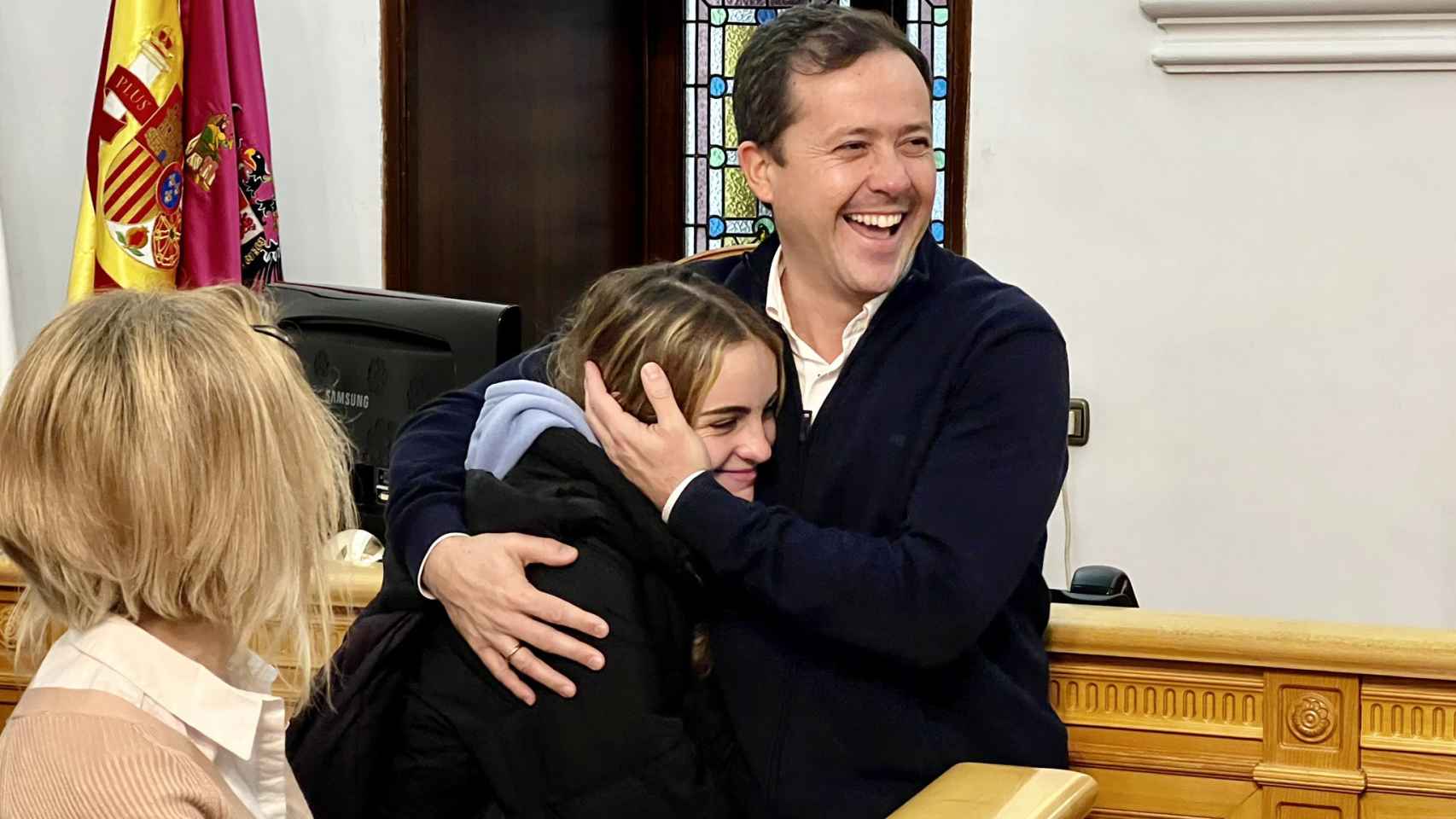 Abrazos y sonrisas del alcalde de Toledo por la bonita sorpresa de Carla