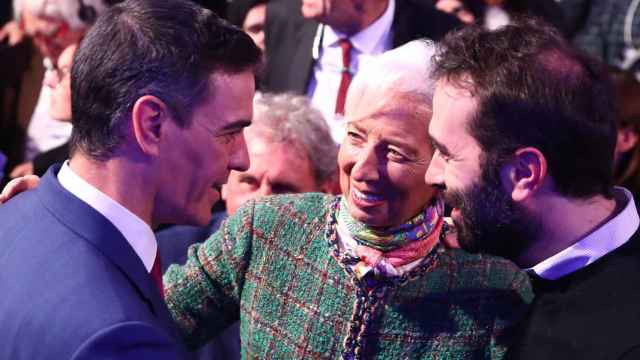 Pedro Sánchez y Carlos Cuerpo, presidente del Gobierno y ministro de Economía, Comercio y Empresas, charlan con Christine Lagarde en el Foro Económico Mundial, en Davos.