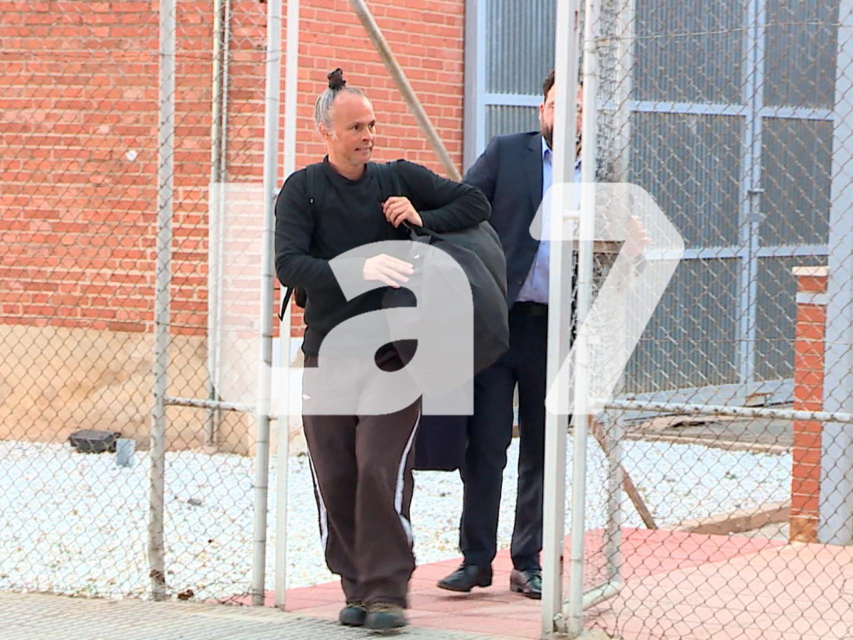 José Manuel Cánovas, el lama del complejo de la Fundación Mahasandhi que se levanta en Abanilla (Murcia), este viernes, a su salida de la prisión de Sangonera la Verde, junto al abogado Pablo Martínez.