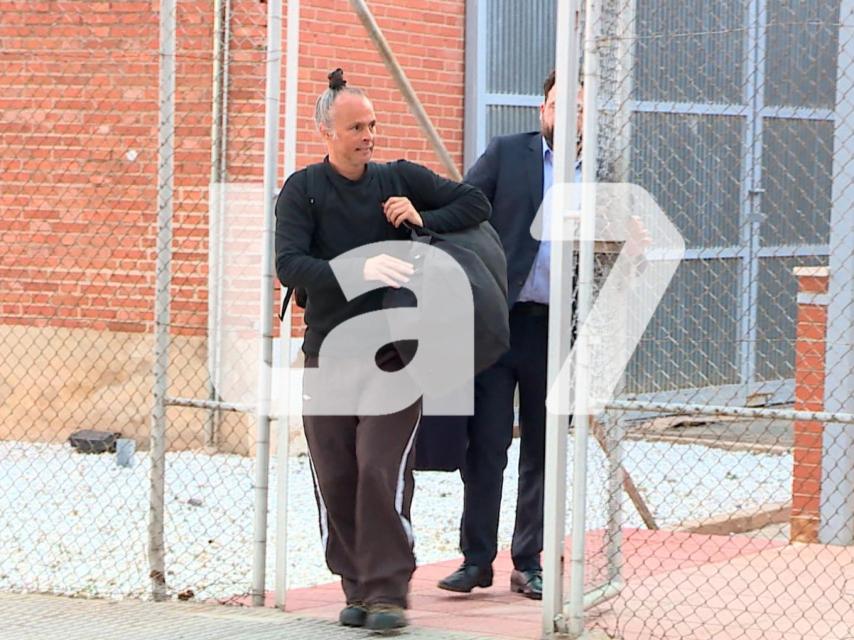 José Manuel Cánovas, el lama del complejo de la Fundación Mahasandhi que se levanta en Abanilla (Murcia), este viernes, a su salida de la prisión de Sangonera la Verde, junto al abogado Pablo Martínez.