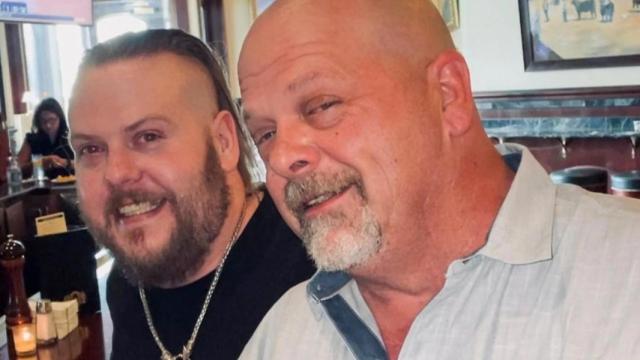 Rick Harrison junto con su hijo Adam.