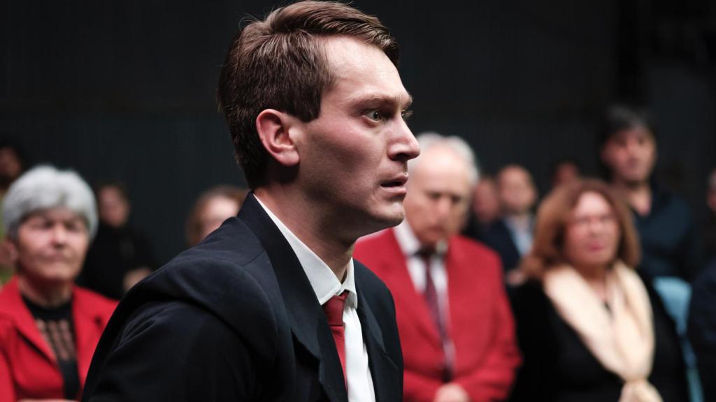 Claudiu Mihail en 'Edipo Rey', con el público detrás, que asiste a la función de pie