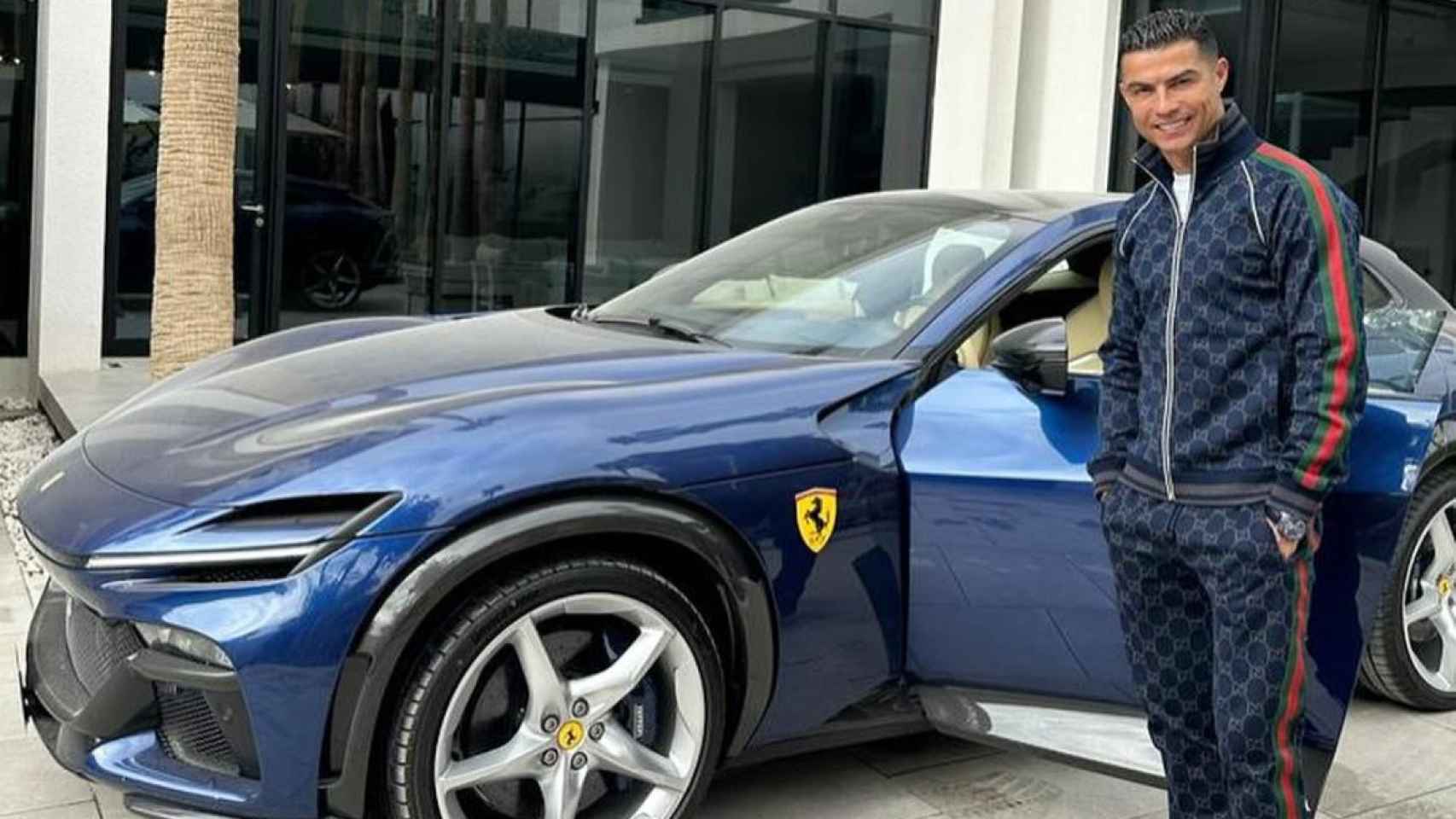 Cristiano Ronaldo junto a su nuevo coche.