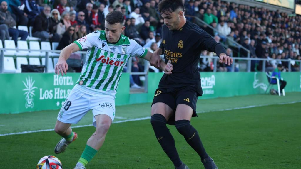 Los jugadores del Atlético Sanluqueño y Real Madrid luchan por un balón.